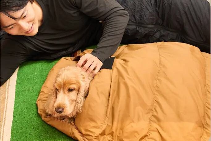【Camping with Pets】Share warmth with your beloved dog! A sleeping bag that is “just for you” is comforting for your dog