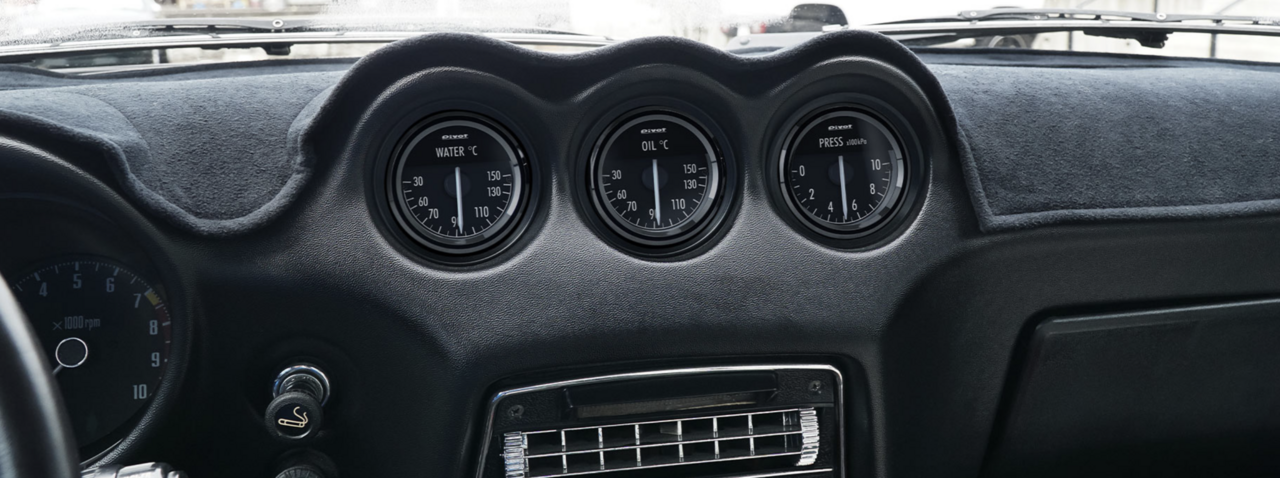 【Classic Car Custom】It has a “Showa-era feel” but with cutting-edge functionality! Additional meters equipped with electronic sensors