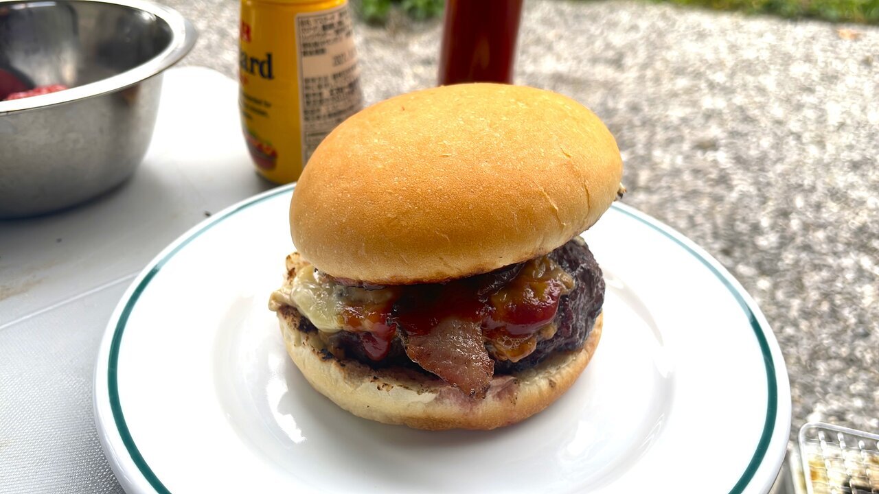【Homemade Gourmet】Starting with bacon! Challenging to make an authentic charcoal American bacon cheeseburger.