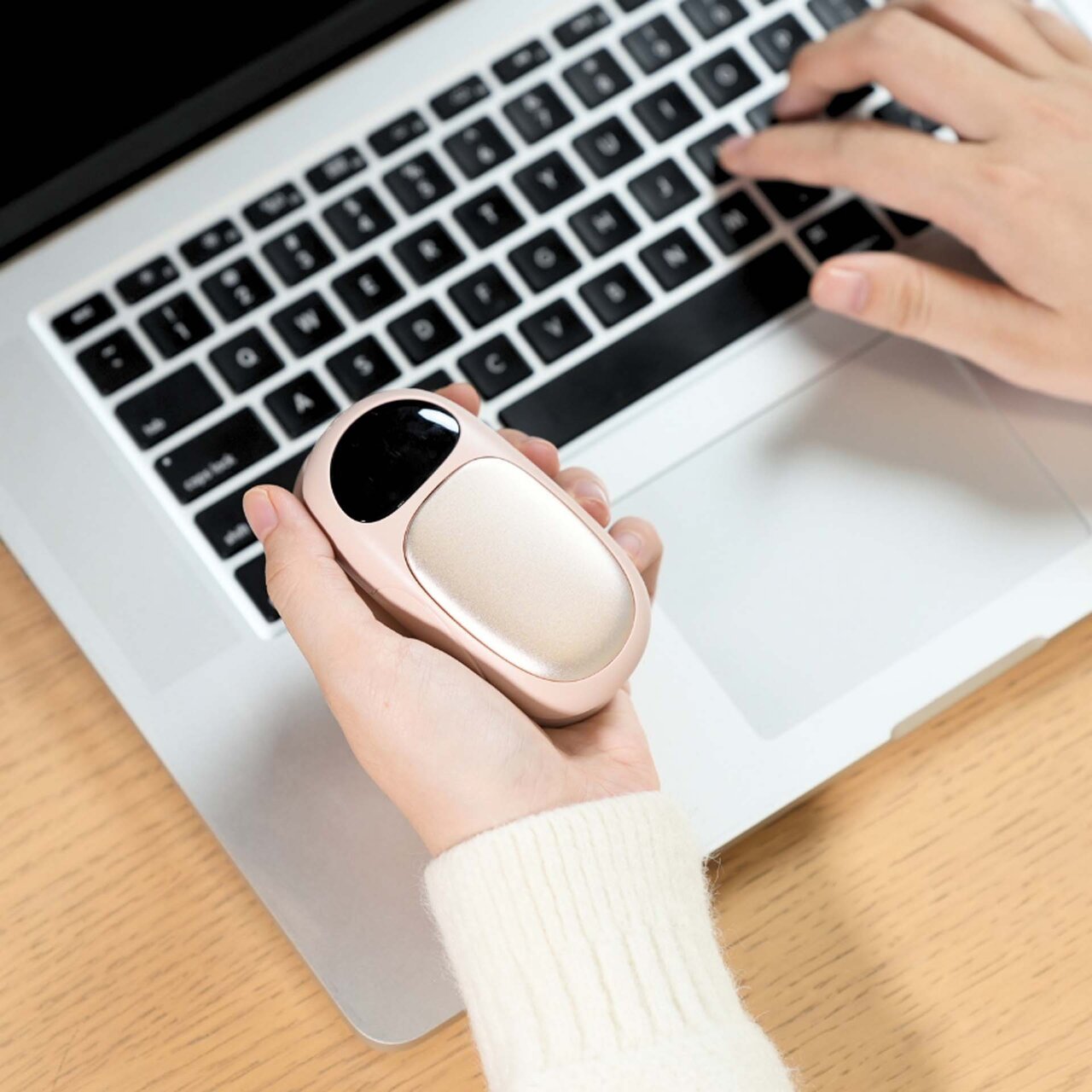 【防寒ガジェット】寒いなら…はいどうぞ!分離できる充電カイロでぬくもりシェア