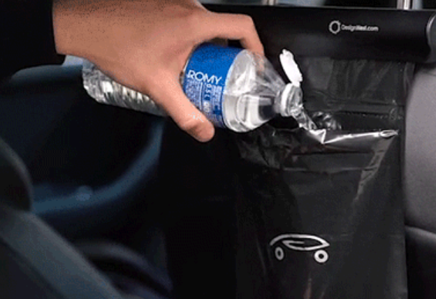【Car Accessories】Wait, it's pouring out like liquid!? A smart trash holder that fits neatly in the car interior