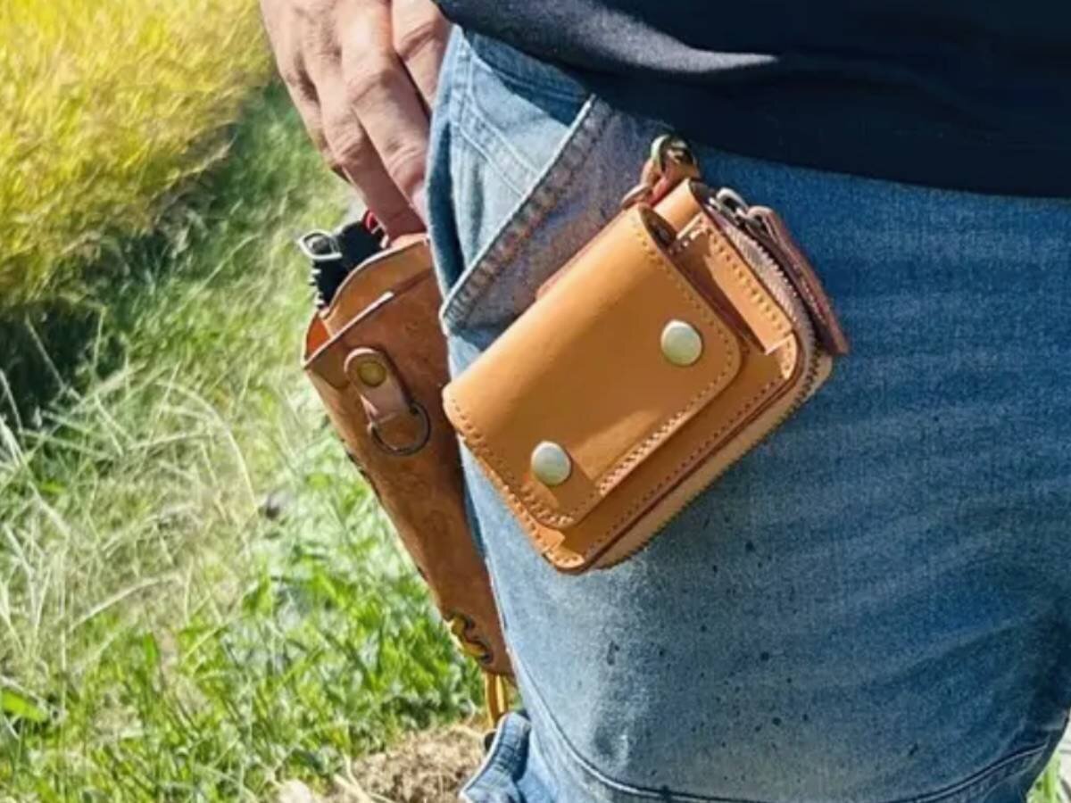 Graduating from bulging pockets! The "sit-on" mini wallet that holds more than you can imagine