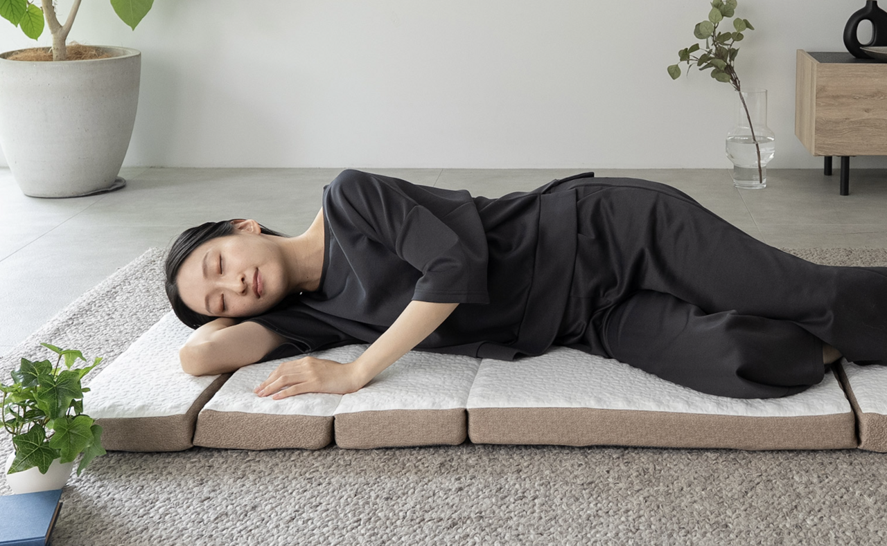 From lounging at home to sleeping in the car! The “5-fold” mattress is ideal for sleeping + sitting + relaxing