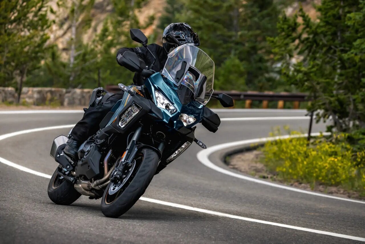 The new model "VERSYS 1100 SE" from Kawasaki, featuring a new color and graphic, will be released on December 20