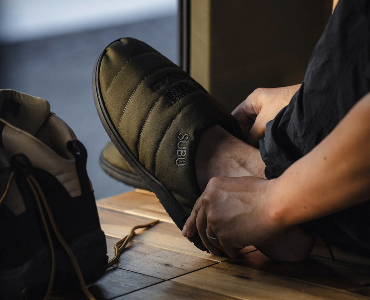 For quick wear while camping in the car or winter camping! Warm exclusive cordura sandals that can be worn barefoot