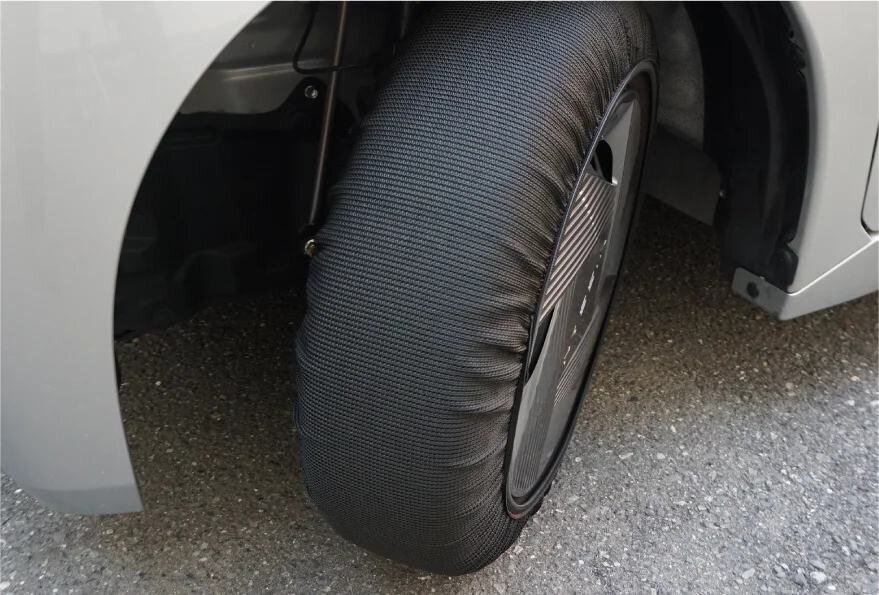【Fabric Tire Chains】 Just stretch and cover! Installation in about 1 minute for solid grip on snow.