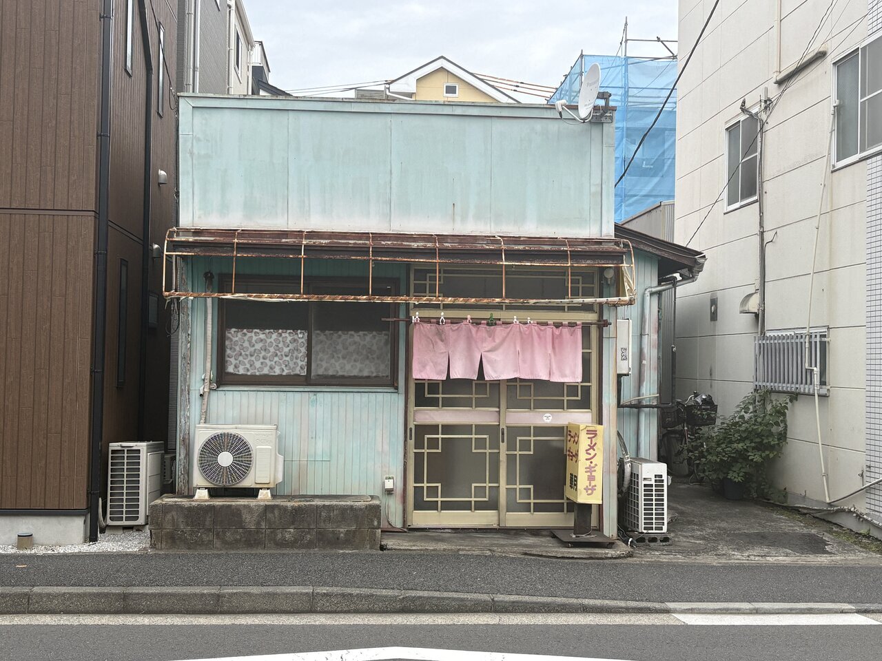 【Nostalgic】 Just a 15-minute walk from Yokohama Station! Established in 1961, the Showa-era ramen and curry flow at "Ramen Kagetsu."
