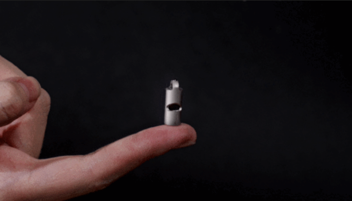 【Bear Countermeasure】A finger-sized charm! An ultra-compact whistle that produces loud sounds and can shatter glass.