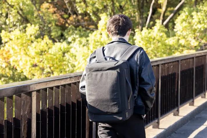 自分だけの「通信基地」だ！ソーラー発電＆小型衛生アンテナを背負える防災リュック