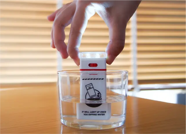 【防災】泥水やジュースでも光る！水で発電する非常用ライトで“10年先”まで備える