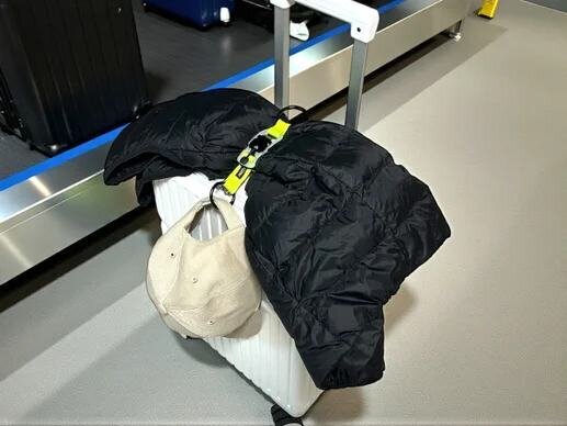 【Year-end and New Year travel】Graduate from carrying your outerwear “by hand”! Move hands-free with the Mag Strap.