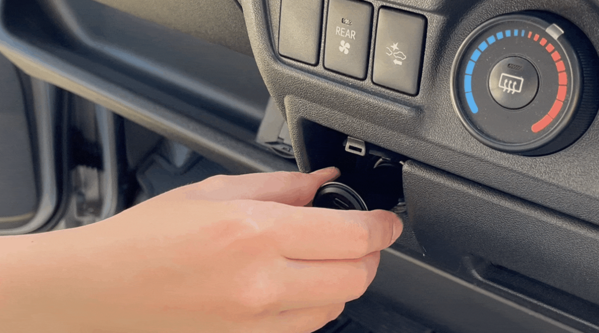 【クルマの防犯】月額コストゼロ！スマートタグ搭載カーチャージャーで位置特定