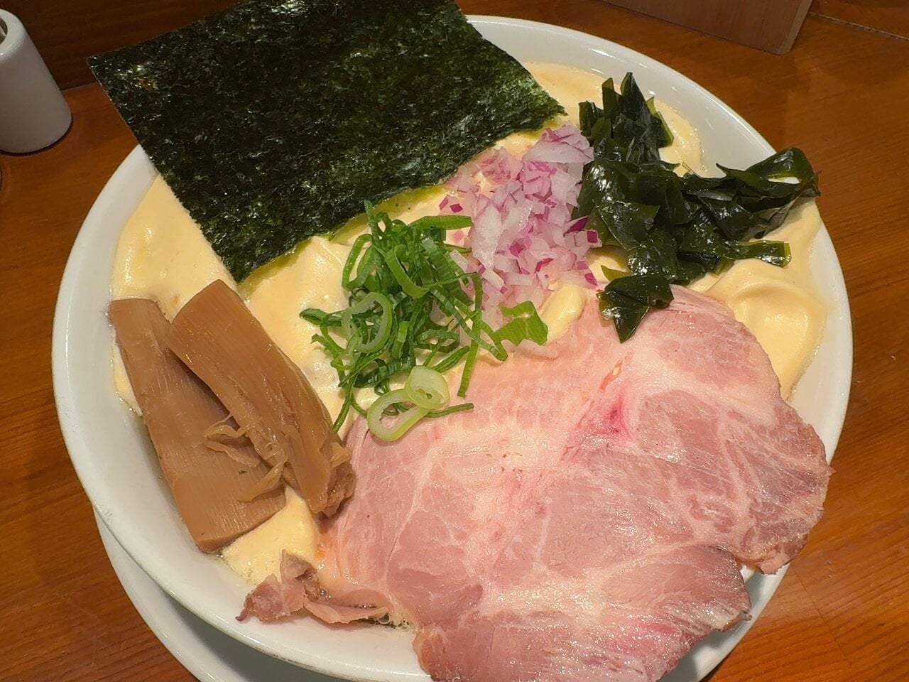 【ラーメン紀行】横浜駅からすぐ!数量限定「ハッピー納豆ラーメン」の意外な旨さとは