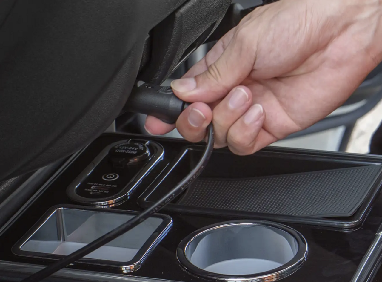 [Hiace] Storage expansion from the day it arrives! The console box with charging and lighting functions is convenient.