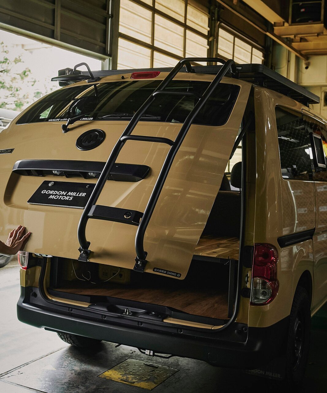 【Custom】Smooth loading and unloading of luggage! A rear ladder that blends seamlessly with the vehicle like an OEM part