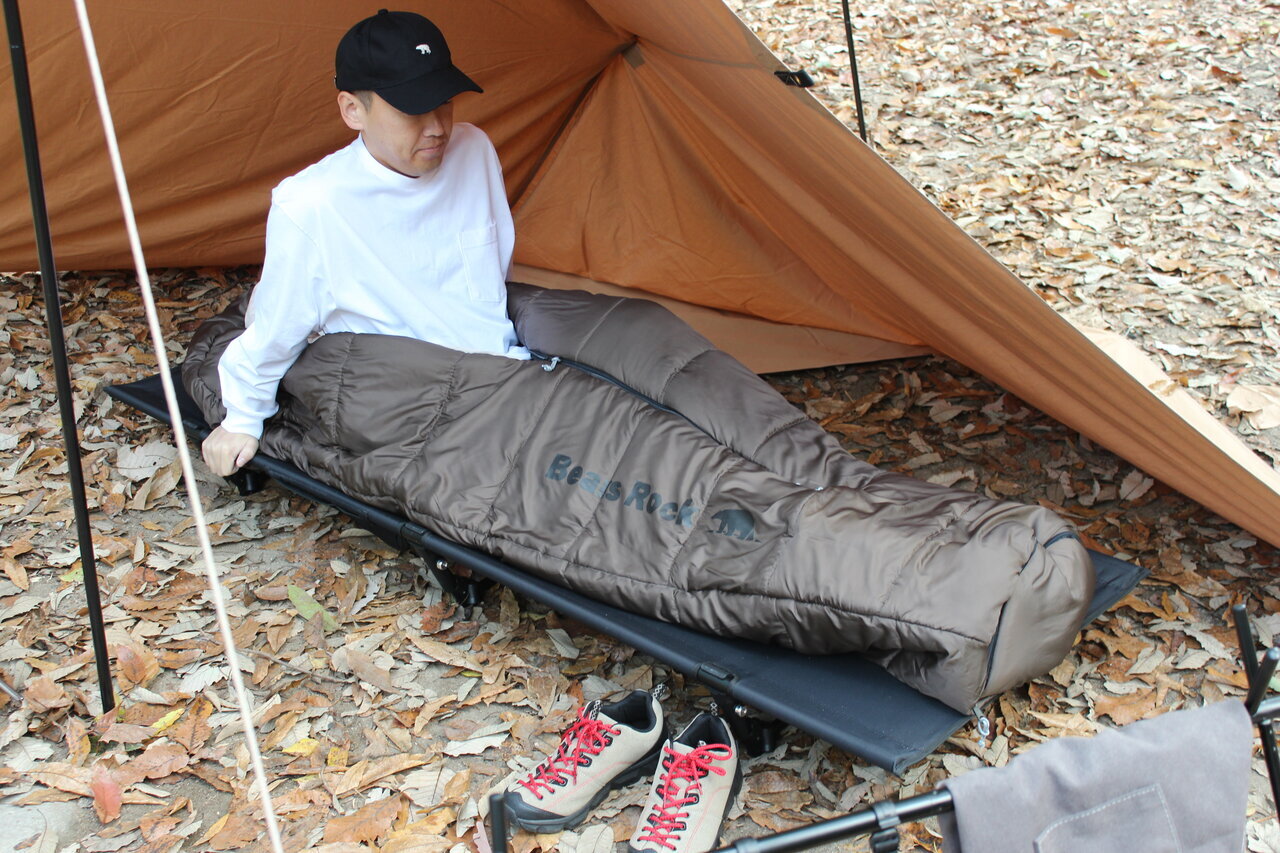 【Sleeping Bag】You can operate your smartphone while wrapped up! Even though it's a mummy shape, the "center zipper" allows for free movement of arms and legs