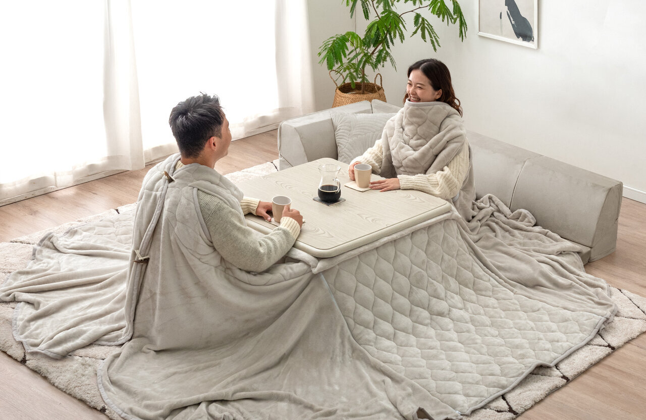 【Electricity cost savings】Integrated with the kotatsu!? The "wearable" kotatsu comforter that wraps around your shoulders and back.
