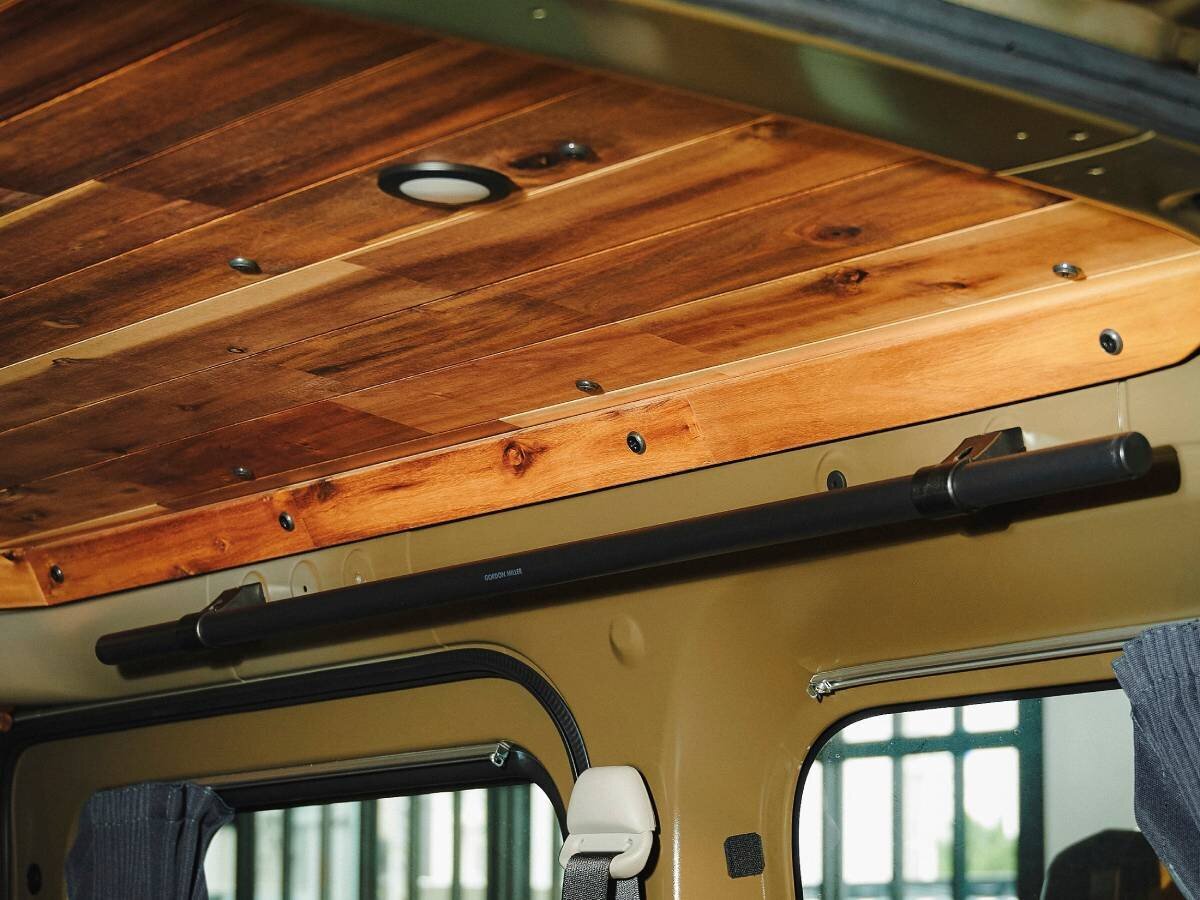 【Aftermarket for cars】Storage space expansion! The side bar that can be installed using the factory screw holes is convenient