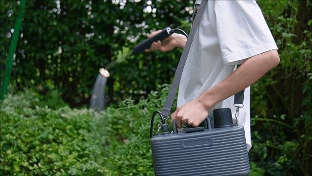 【庭仕事】ワンタッチで広範囲にプシューっと!電源いらずのコンパクト電動スプレー