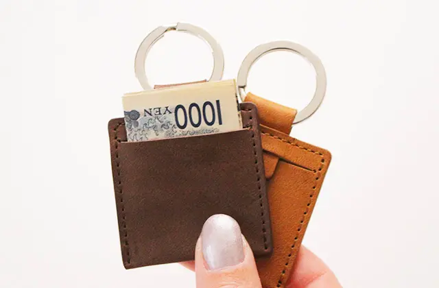 【地震の備え】キャッシュレス派のお守り!“最低限”の紙幣&硬貨が入るキーホルダー