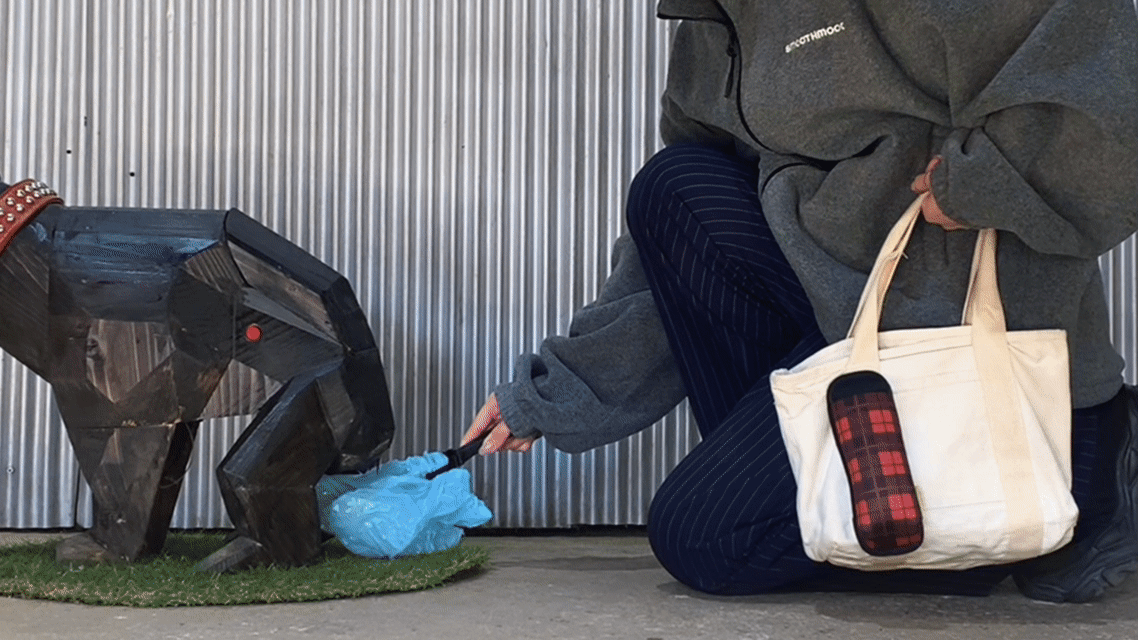 【Walking with my dog】Quickly before it hits the ground! A secret tool that makes catching waste smart.