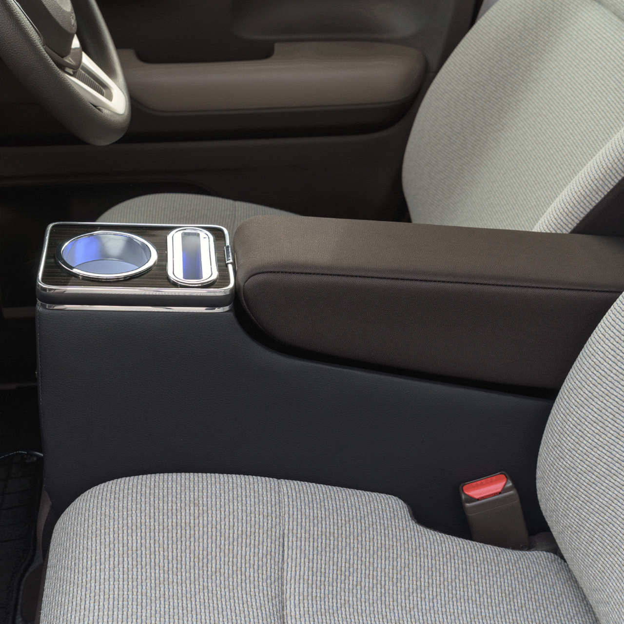 【In-car】 Just push it in with your hand! The “genuine-grade” fitting console box is multifunctional to an extent that is surprising.