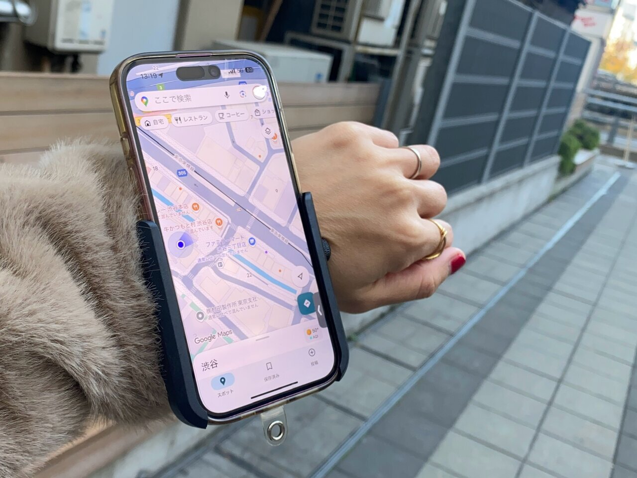 [For those who are not good with directions] I found out in the real maze roads of Shibuya Station! The smartphone on my arm was more convenient than I imagined.