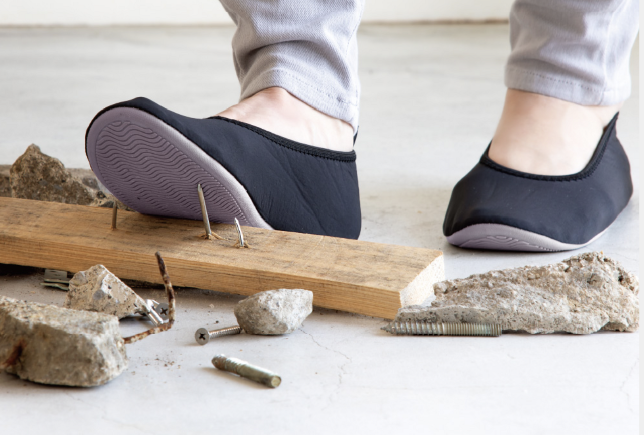【Earthquake Preparedness】Can you walk on nails and glass!? Portable disaster-prevention shoes are reliable