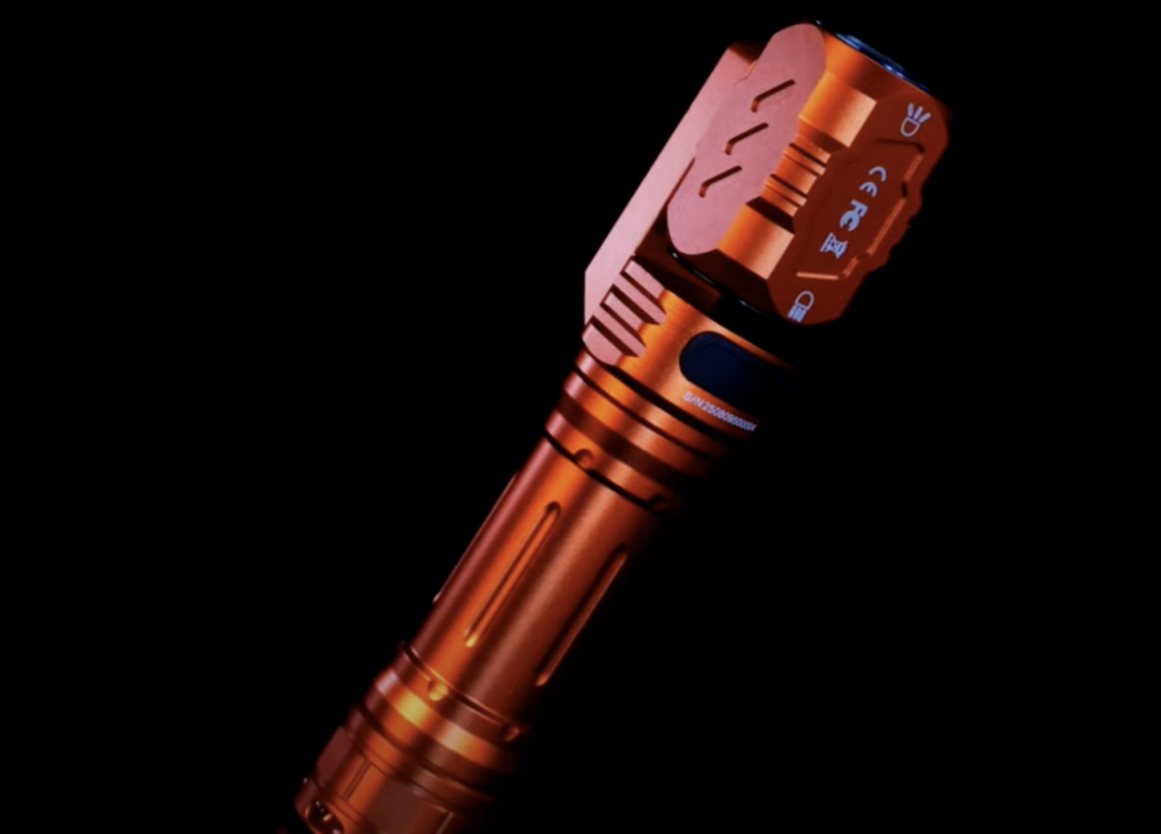 【Earthquake Preparedness】Sticks to the body! A high-tech light equipped with a rotating head and base magnet