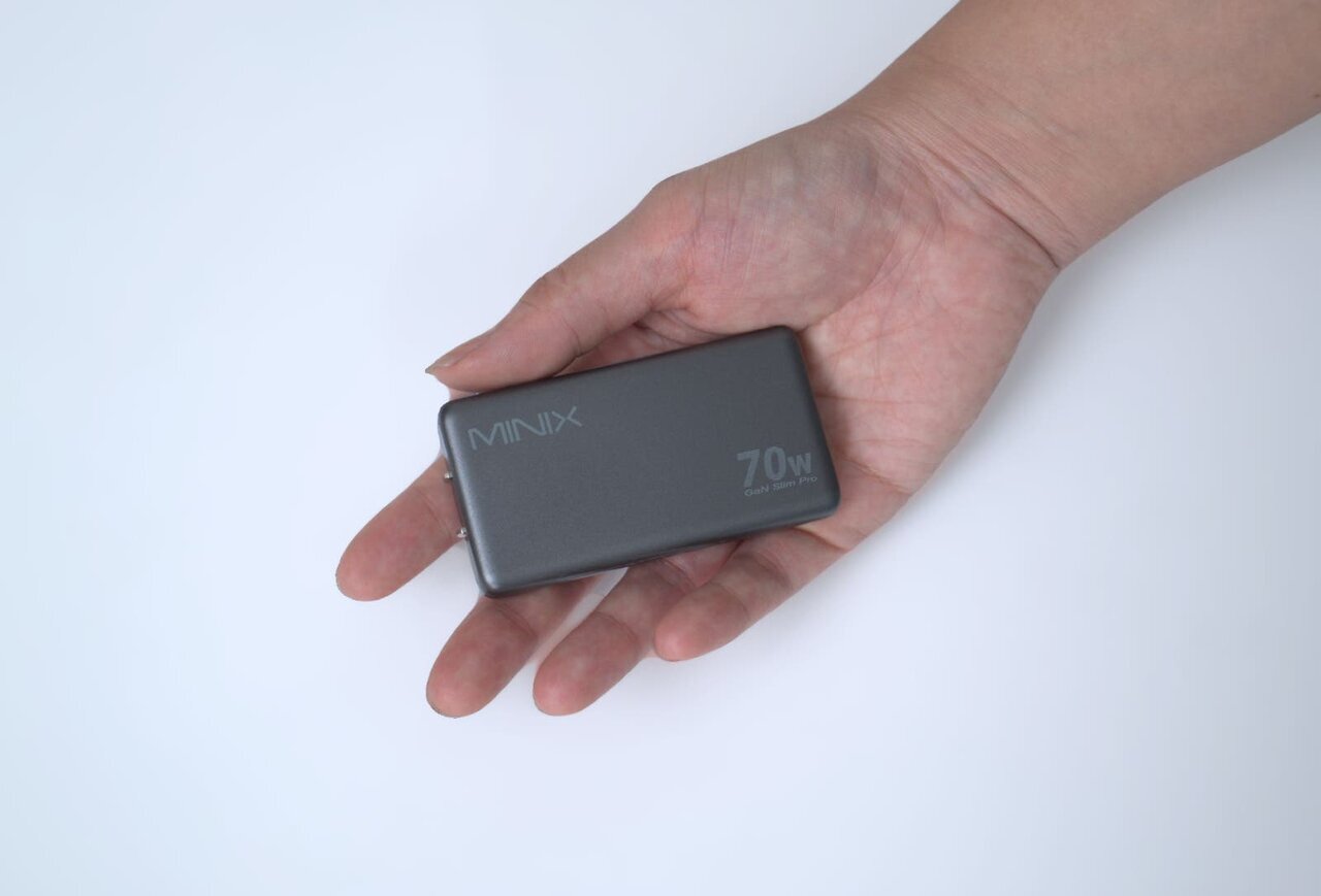 【Ultra-thin Gadget】An output of 70W in this size! A slim charger that can rapidly charge laptops as well
