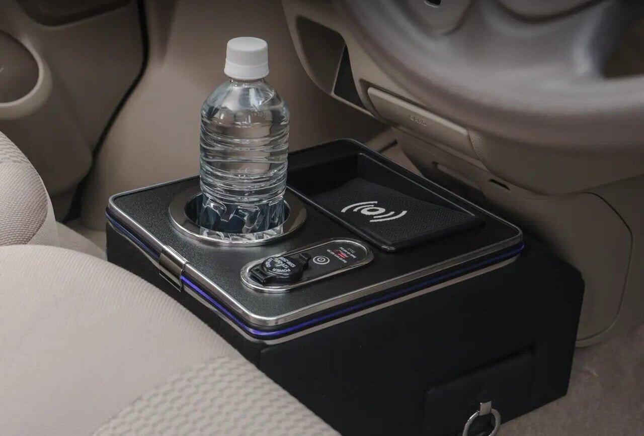【Add-on for my car】 Just place it in the center of the floor! A dream box combining charging + storage + light