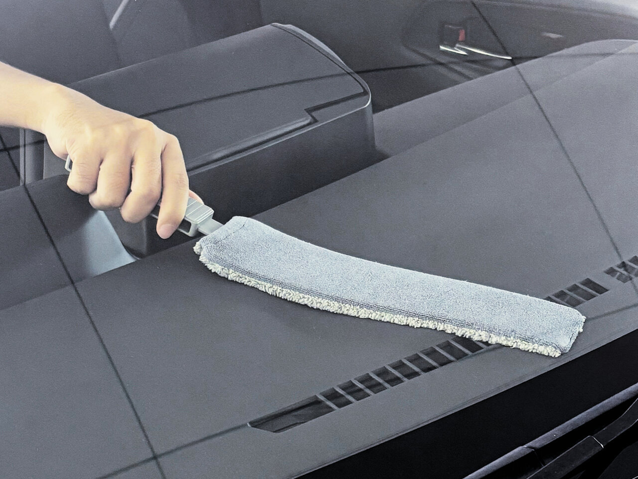 【Car Cleaning】It reached the back of the dashboard~! Time-saving care with the long and slim wiper