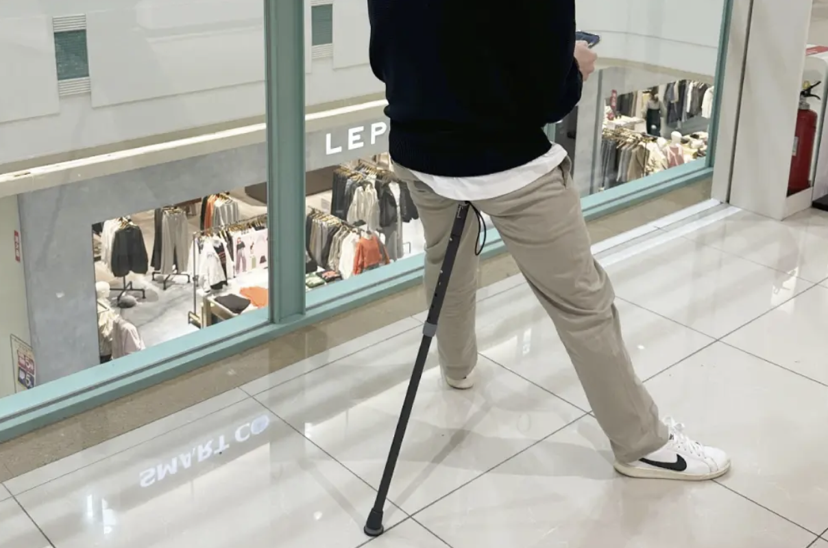 【Choi-Suwari】 Twist the cane and it transforms into a seat! Perfect for waiting for "fukubukuro"