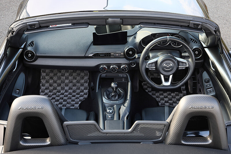 Is it a privilege of Mazda cars? The "Carbon Interior Panel" & "Sports Floor Mats" can create a refined interior