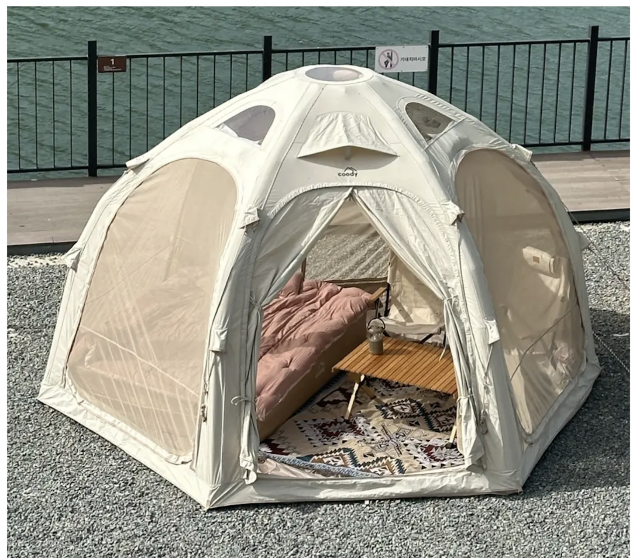 【キャンプ】自分だけの宮殿!? 小さくなったドーム型エアテントの魅力とは