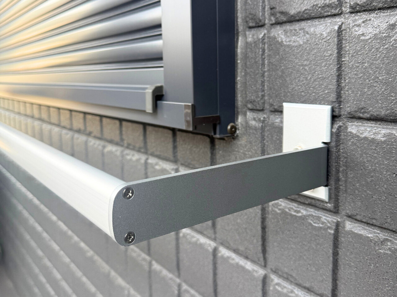 【DIY Your Home Window】Can dry heavy winter futons too! The "Futon Drying Bar" that minimizes contact with the exterior walls is convenient