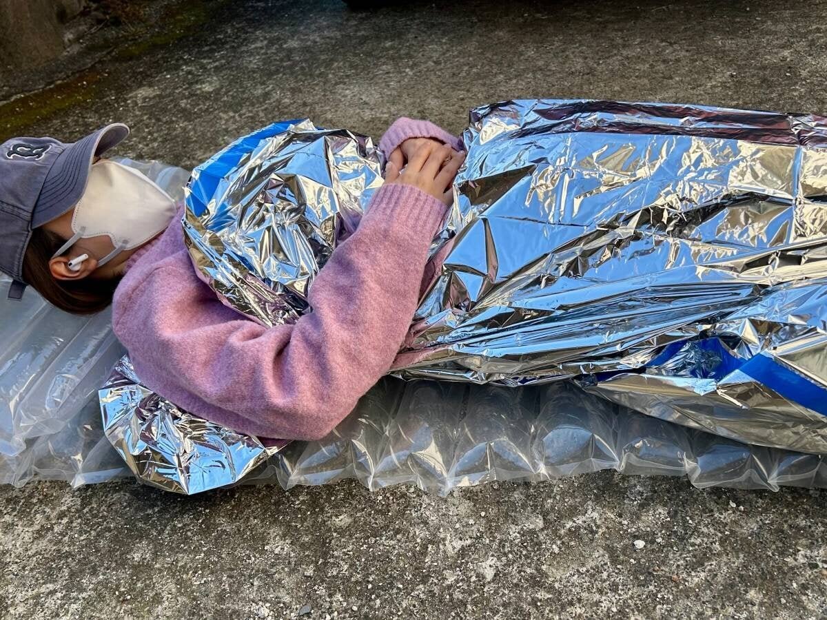 [Disaster Prevention] Experimenting whether you can sleep outdoors in mid-winter with Daiso's "thermal aluminum sleeping bag" and "disaster prevention storage air mat."