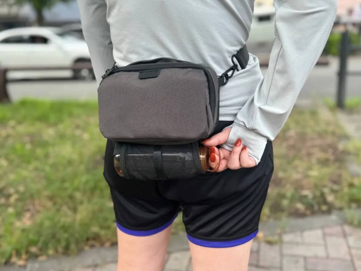 【Hands-Free】With skimming prevention for peace of mind! A mini bag that fully accommodates your wallet, smartphone, and even an umbrella