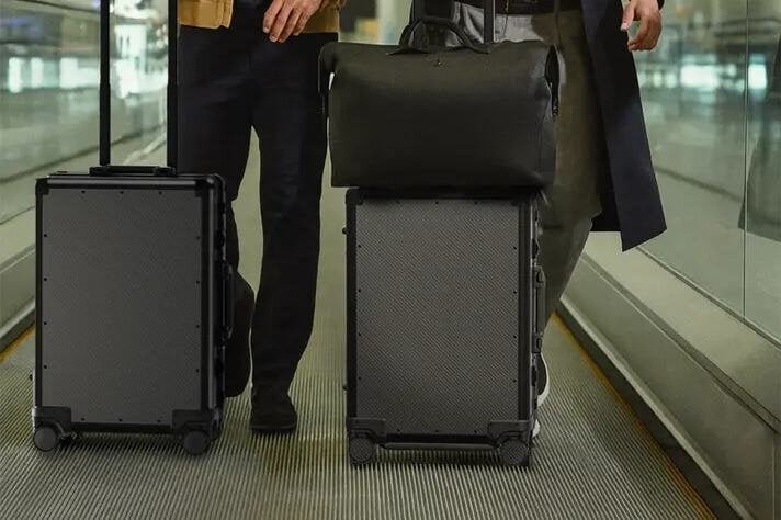 【Travel】Surprised by the durability of carbon fiber! A suitcase that you can cherish for a long time, a "lifetime" item.