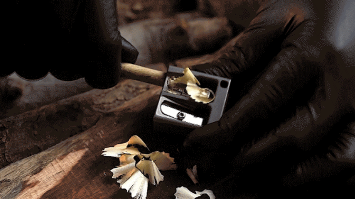 【Expert Camper】This “thin shaving sensation” is amazing~! Making feather sticks with the titanium sharpener