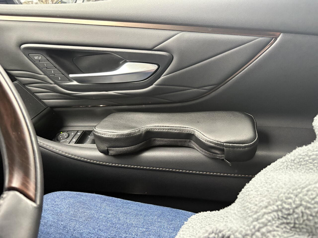 [In between traffic jams] After trying 3COINS' "Car Door Pocket Armrest," I understood the reasons for my fatigue.