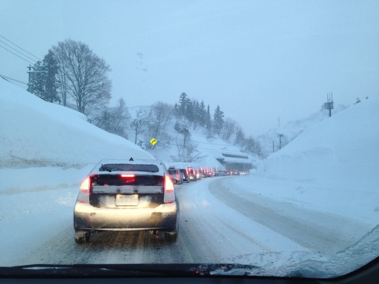 【Traffic Jam】 What to Do if You Get Stranded Due to an Accident or Snow? Contents of the Car Emergency Preparedness Set for Winter Situations