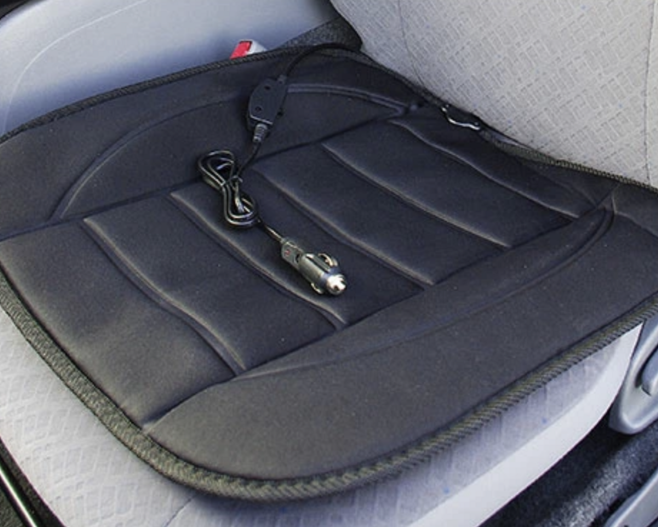 【Countermeasure against cold in the car】Instant warmth while the air conditioning works! Cigarette-powered seat heater