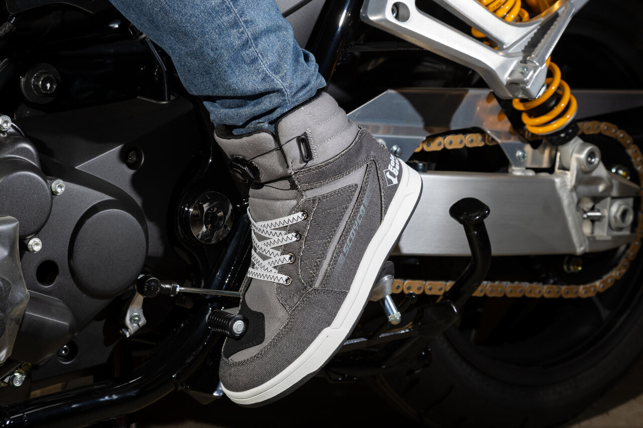 All the features that a motorcycle rider demands, included! A high-end model that can also be worn in the city