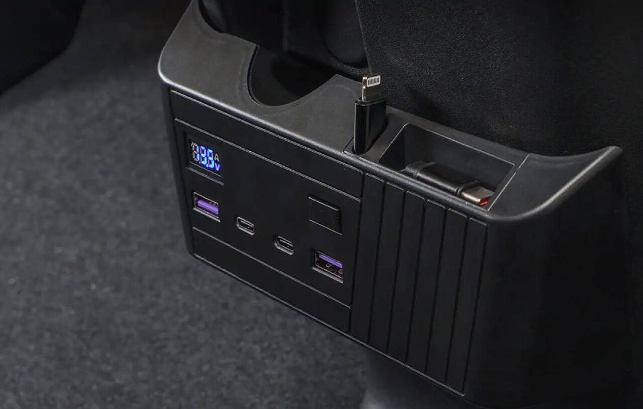 【充電まわりをカスタム】愛車が“作業場”に!? 純正級にフィットする増設電源ユニット