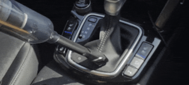 【Car Care】Double approach of suction + blowing! “2in1” air duster keeps the dirt out from deep within the seats