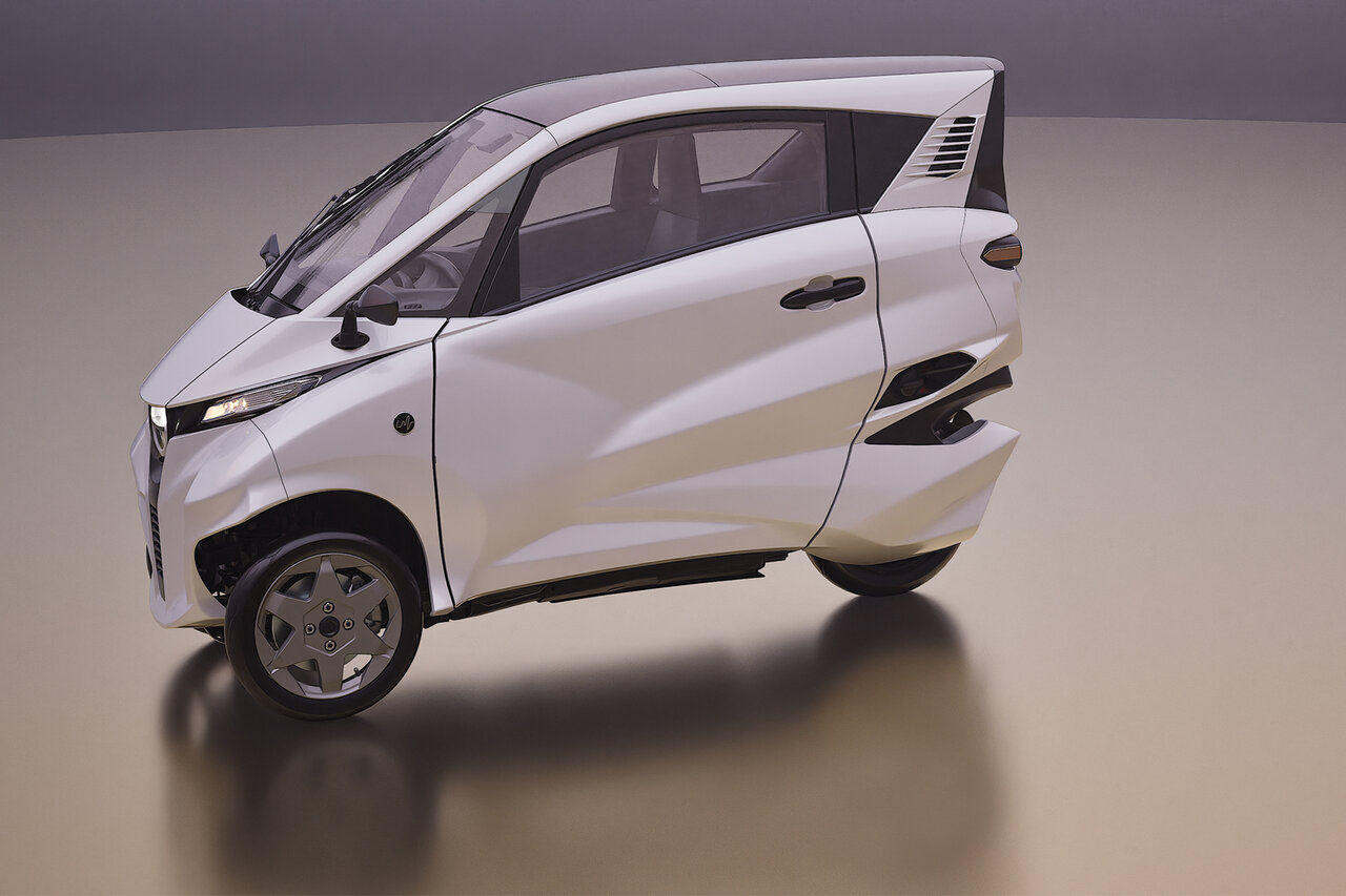 【1人用ミニカー】約170万円の“新”移動手段！約100km走破する都市型小型EVがキタぞ