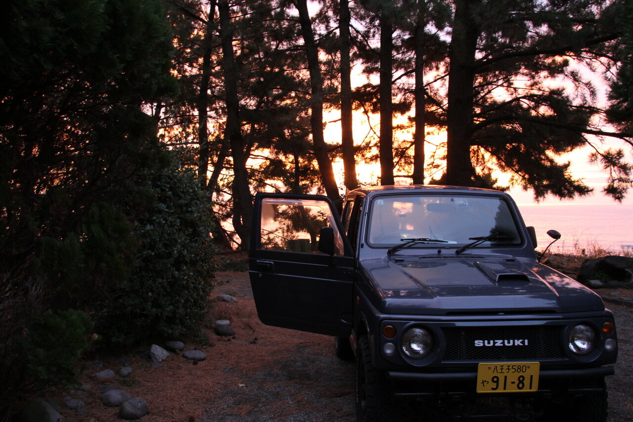 【Camping in a Jimny】 A cozy stay in a car with a charcoal kotatsu along the coast of Odawara overlooking Sagami Bay! Cheers with grilled beef tongue
