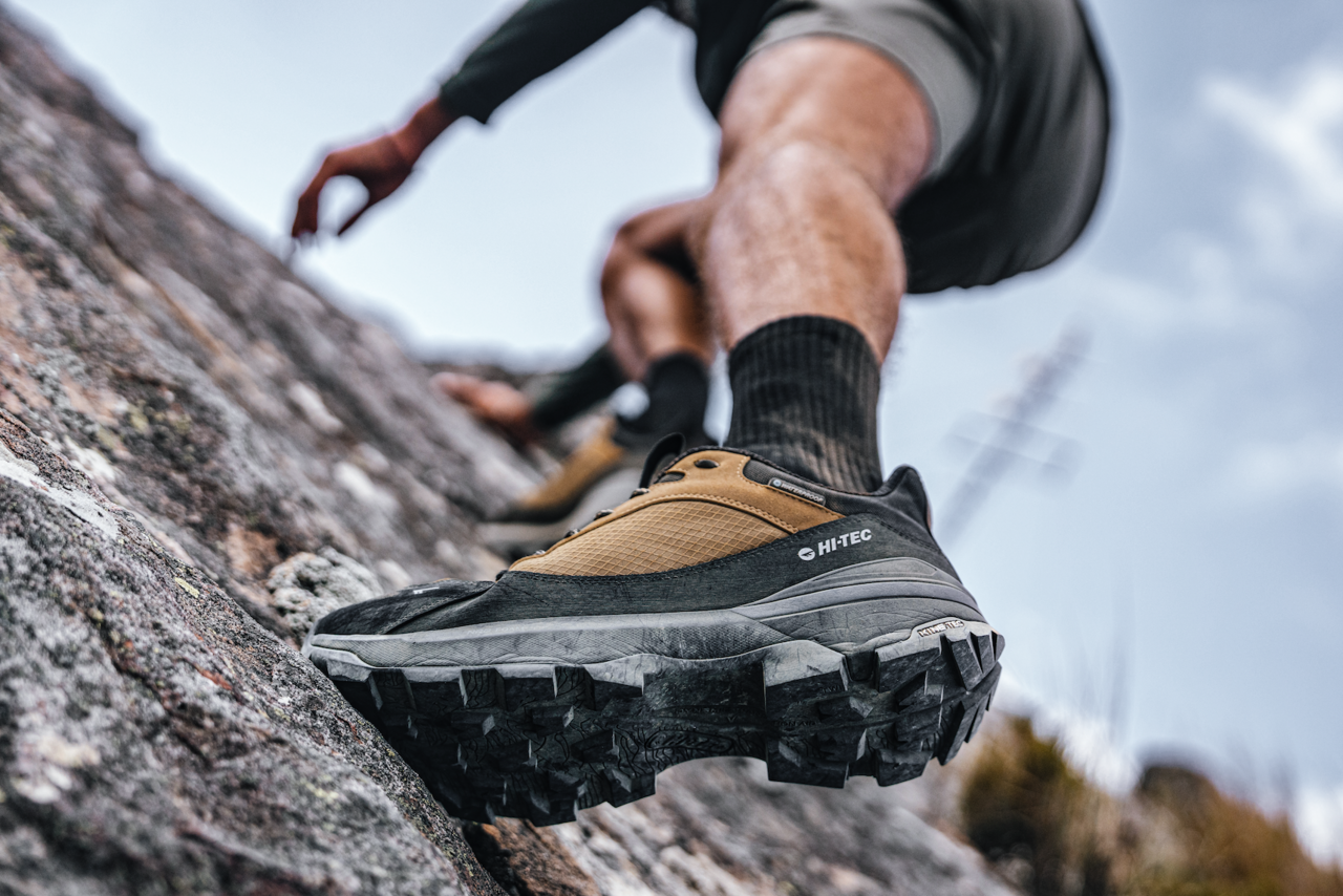 【英ハイクテック】低山ハイクから街歩きまで！ぬかるみ道もサクサク進む新作トレシュー