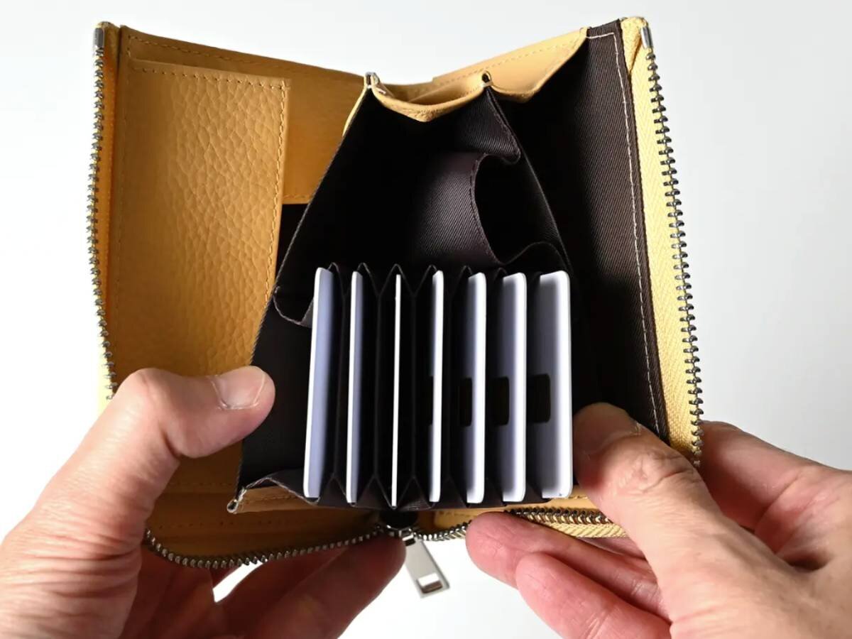 【Hands-Free】Fits car keys too! Compact yet you don’t have to fold your bills - “Surprising structure”